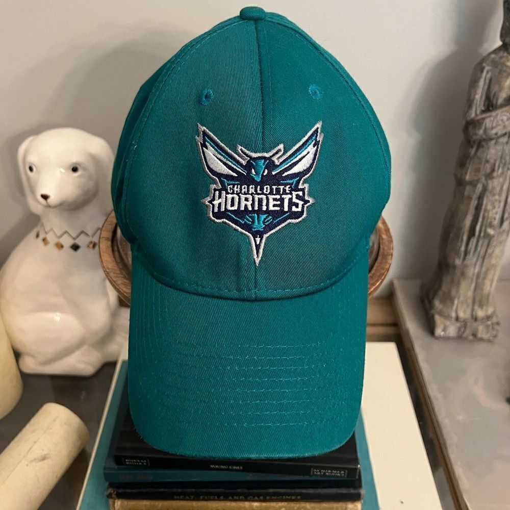 Charlotte Hornets NBA vintage Fan Favorite OSFA adjustable NFL hat.